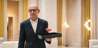 Valentino Gallitelli e la mixology come racconto al Chiostro Bar Valentino Gallitelli bartender al Chiostro Bar di Vista Ostuni con un cocktail simbolo della mixology negli hotel di lusso