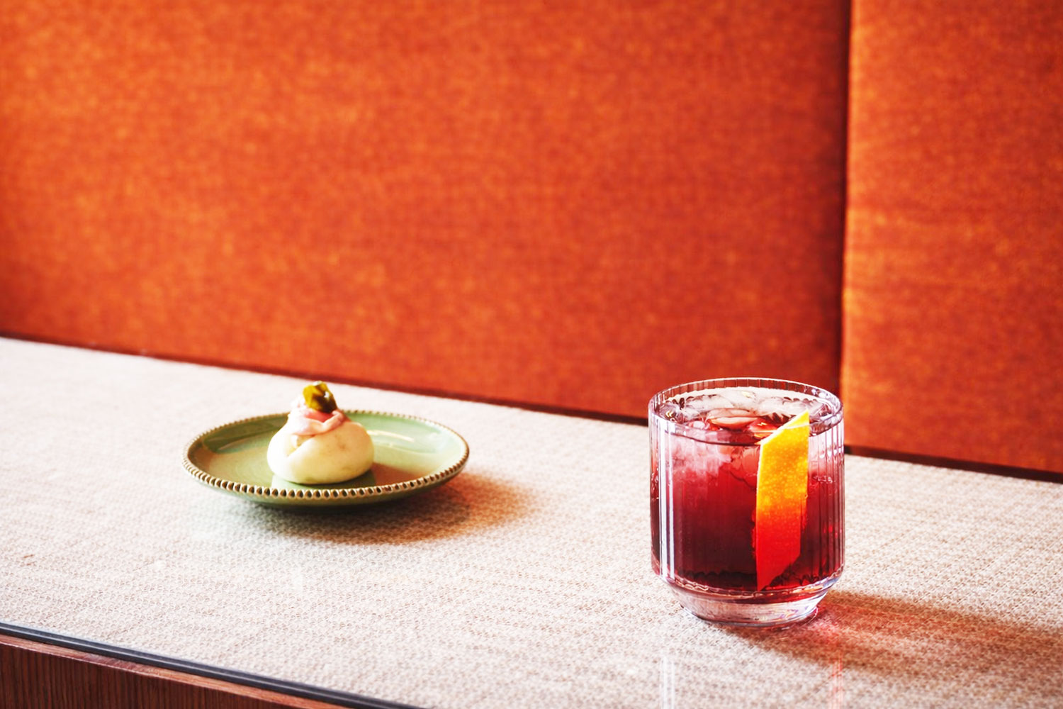 Valentino Gallitelli bartender presenta il Vista Negroni al Chiostro Bar di Vista Ostuni, cocktail simbolo della mixology negli hotel di lusso