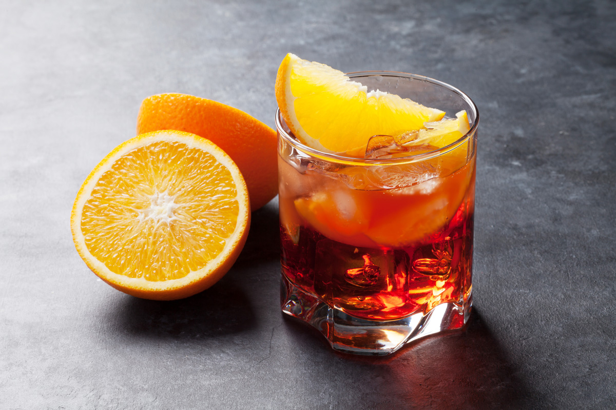 Sanremo 2026 Negroni cocktail IBA con arancia e ghiaccio