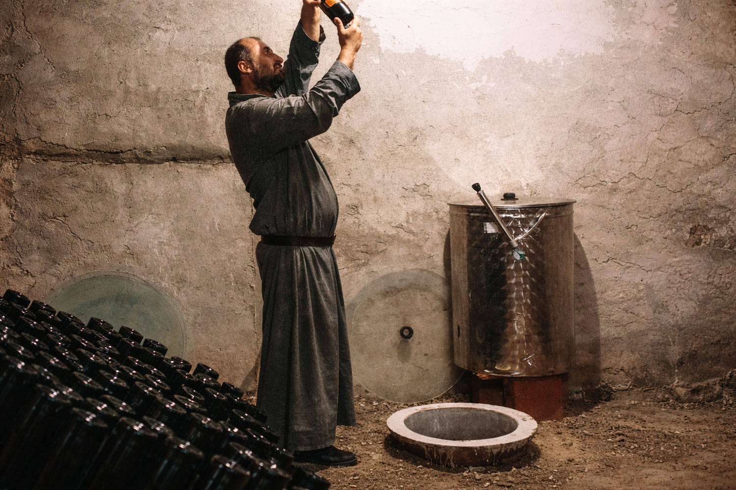 Vini naturali Georgia con produzione manuale in qvevri in cantina tradizionale