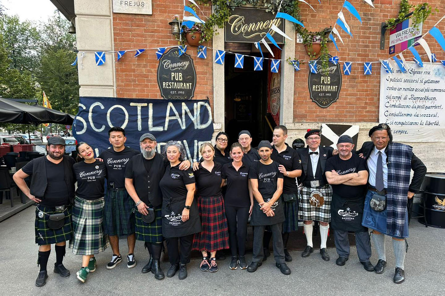 pub Torino Connery Pub esterno con staff e atmosfera scozzese