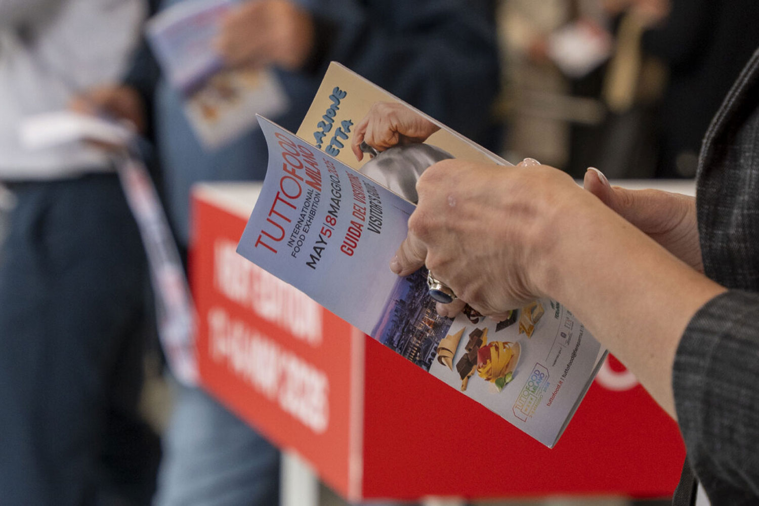 Tuttofood Milano guida visitatori fiera food con brochure evento HoReCa
