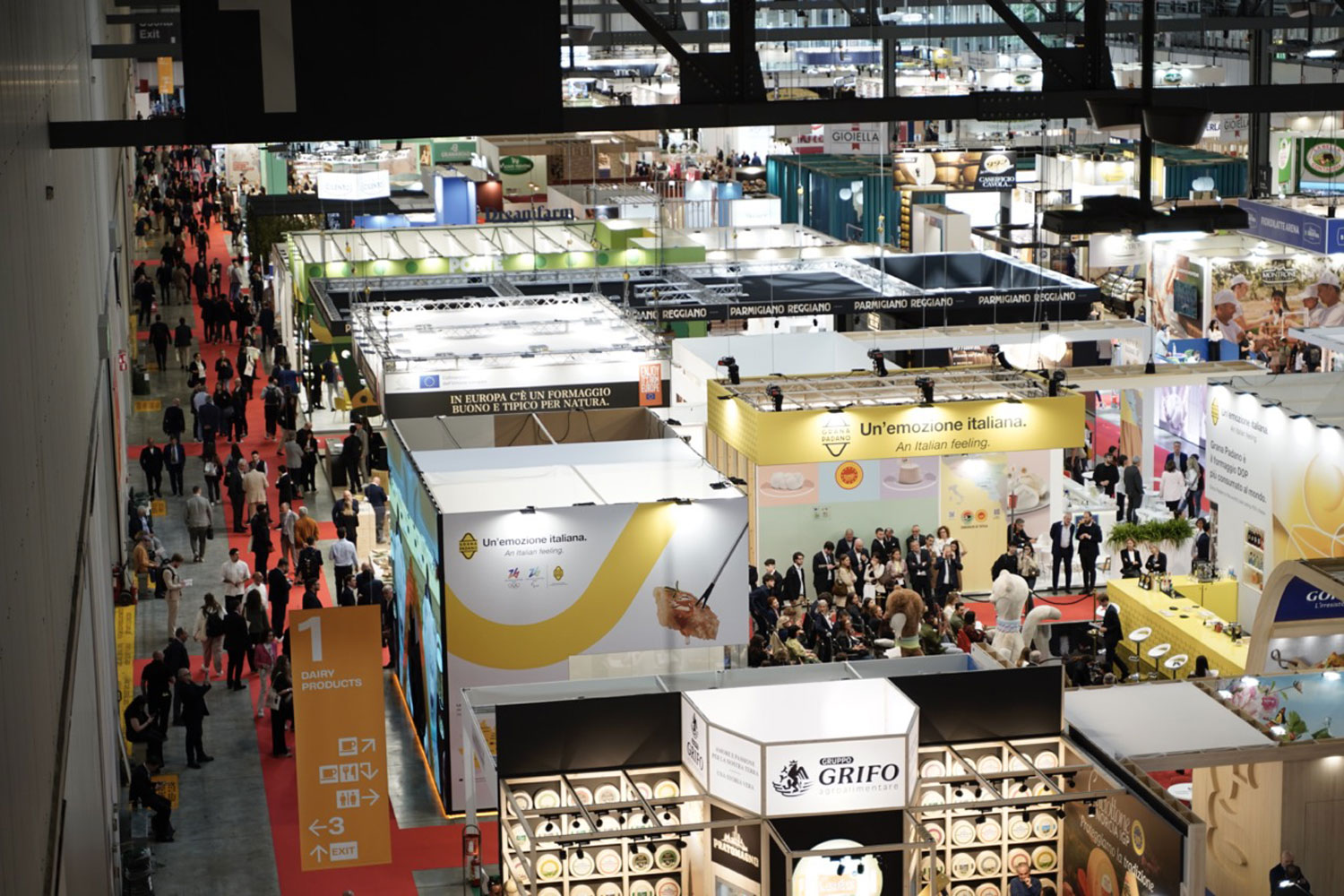 Tuttofood Milano stand fiera food con espositori e visitatori HoReCa