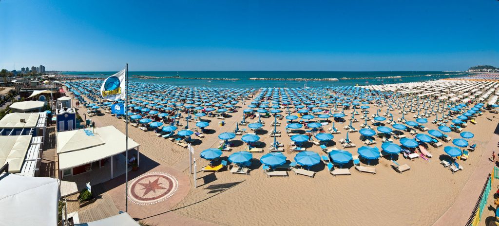 Altamarea Beach Village a Cattolica con spiaggia, ombrelloni azzurri e vista sul mare della Riviera Romagnola