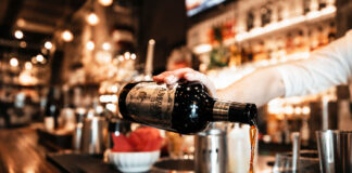 Amaro del Ciclista, l’amaro estivo firmato Casoni Amaro del Ciclista servito in chiave estiva, amaro Casoni con botaniche aromatiche, china e liquirizia per dopo pasto e cocktail.