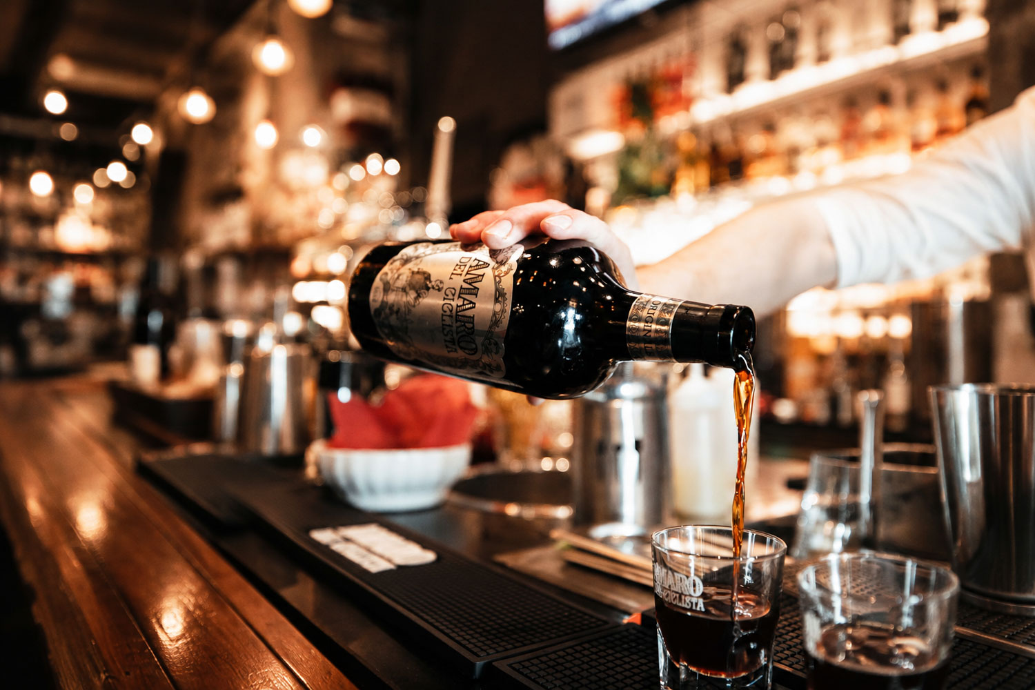 Amaro del Ciclista servito in chiave estiva, amaro Casoni con botaniche aromatiche, china e liquirizia per dopo pasto e cocktail.
