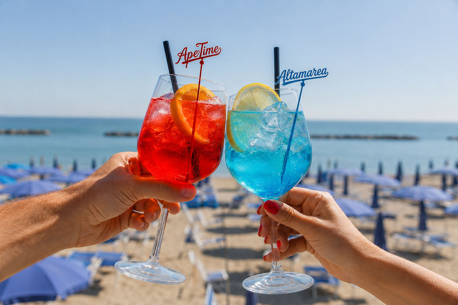 Aperitivi in spiaggia a Cattolica con cocktail rosso ApeTime e cocktail azzurro Altamarea vista mare