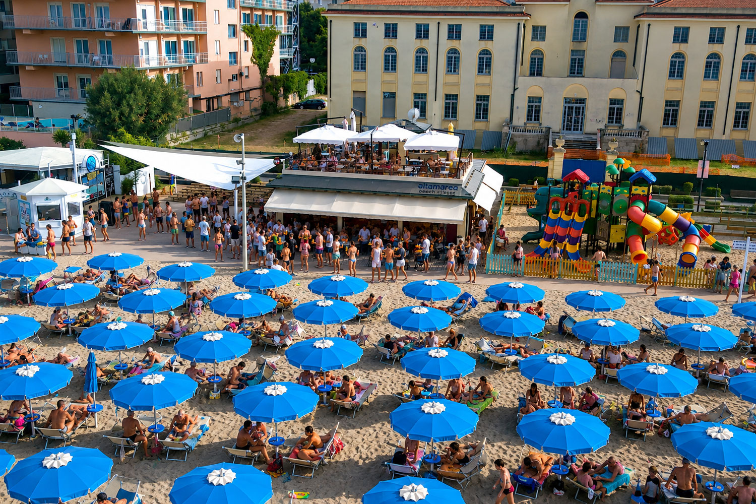 Africo a Cattolica, bar ristorante sulla spiaggia di Altamarea Beach Village con ombrelloni azzurri e area giochi