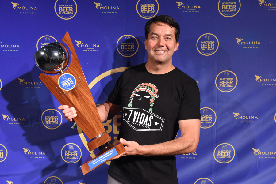 Barcelona Beer Challenge 2026 con birrificio italiano premiato e trofeo della competizione internazionale di birra artigianale.