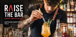 Bartender competition 2026: Raise the Bar Italia Bartender competition 2026 con bartender italiano impegnato nella preparazione di un cocktail durante la Raise the Bar Summer Competition di Ad Horeca.