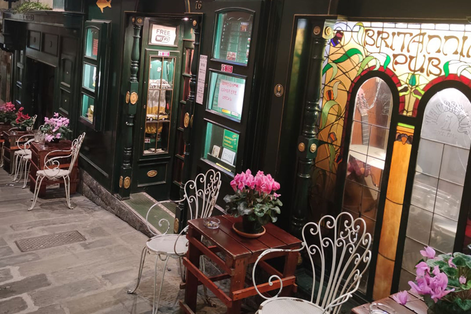Pub a Genova Britannia Pub nel centro storico con ingresso in stile britannico e atmosfera tipica dei locali inglesi