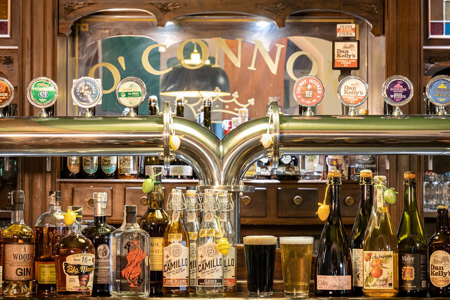 Pub a Genova O’Connor Pub con selezione di birre alla spina, sidri artigianali e bancone in stile irlandese