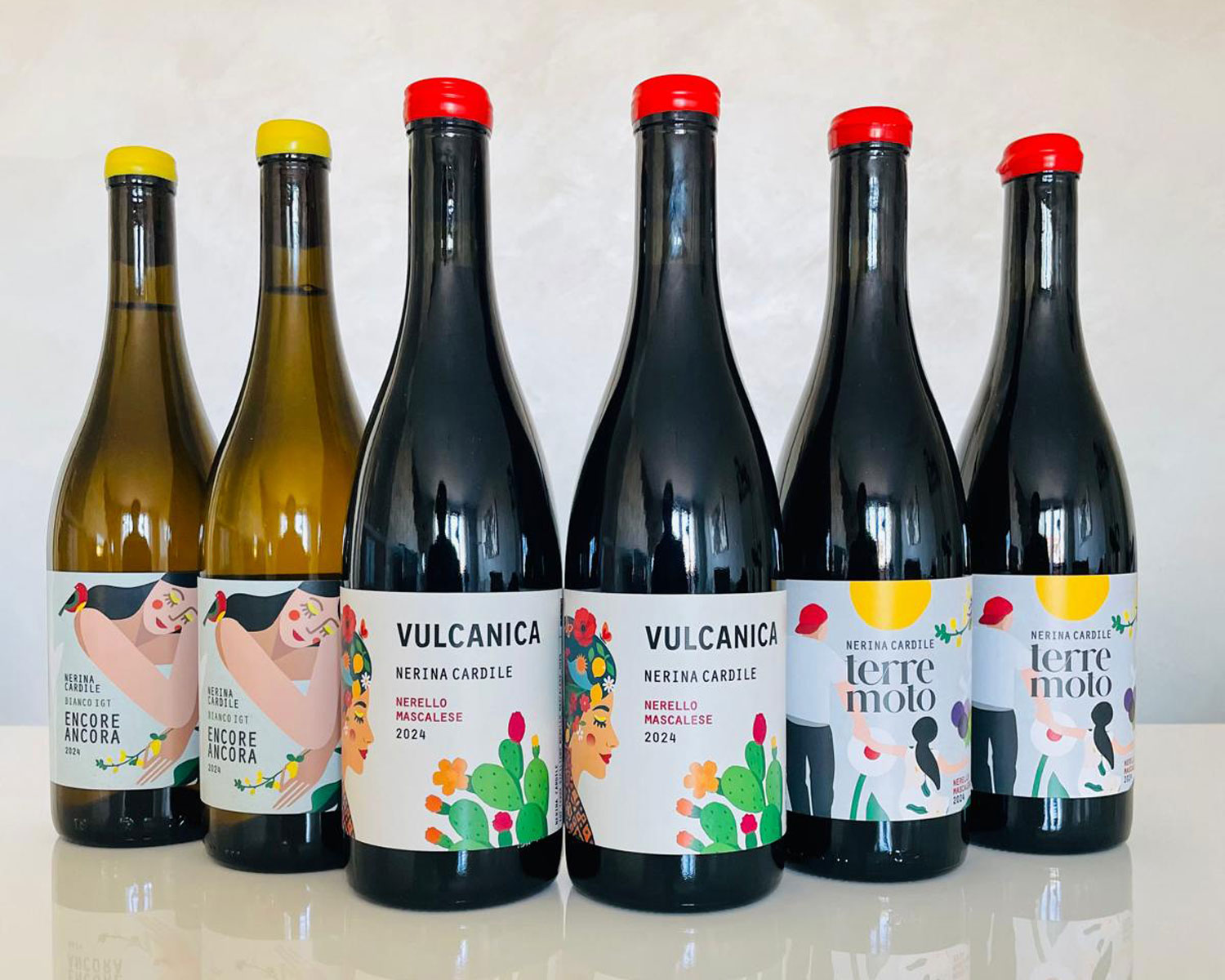 Etna vini di Nerina Cardile con bottiglie ENCORE-ANCORA, VULCANICA e TERREMOTO