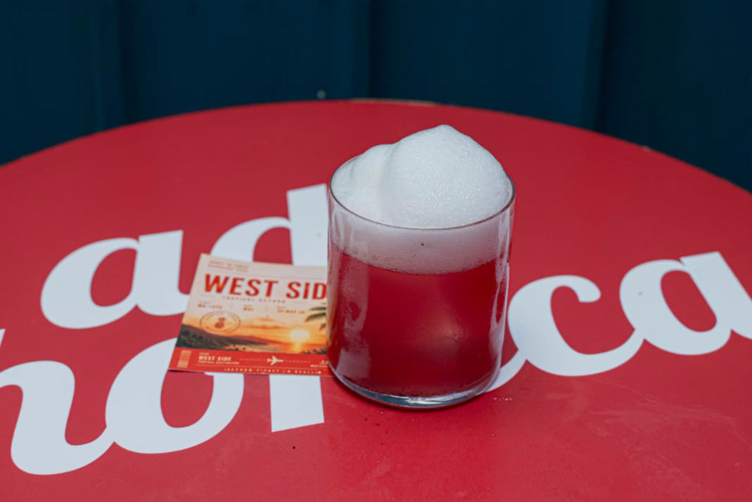 COAST TO COAST – WEST SIDE cocktail di Vito Sciacovelli con aria di tonica e salamoia di olive per Raise the Bar 2026.