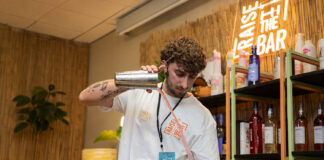 Vito Sciacovelli vince Raise the Bar 2026 Vito Sciacovelli Raise the Bar 2026 mentre prepara un cocktail durante la bartender competition dedicata al tema Aperitropical Mediterraneo.