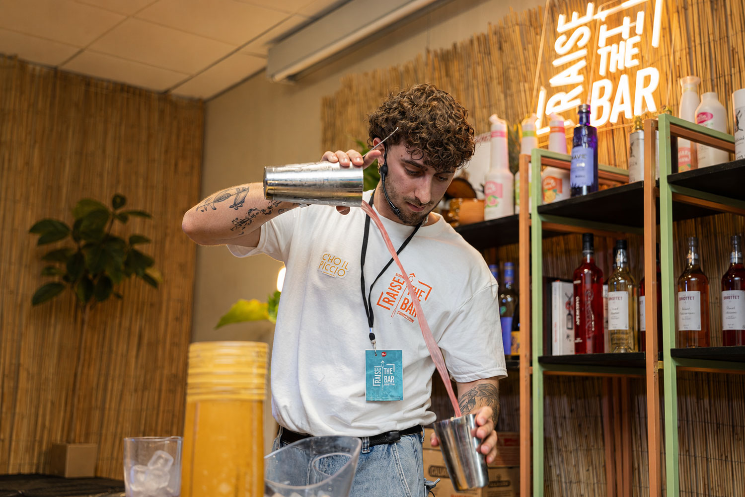 Vito Sciacovelli Raise the Bar 2026 mentre prepara un cocktail durante la bartender competition dedicata al tema Aperitropical Mediterraneo.