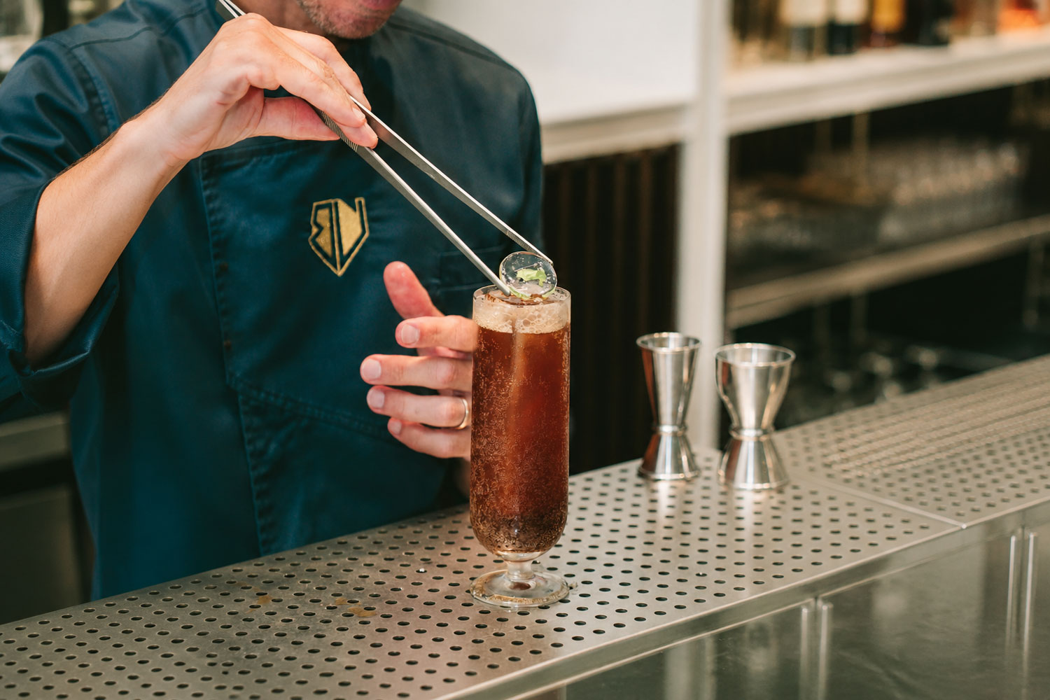 Aceto Balsamico di Modena IGP mixology in un cocktail elegante servito in coppa, simbolo dell’evoluzione del balsamico come ingrediente tecnico nel beverage.