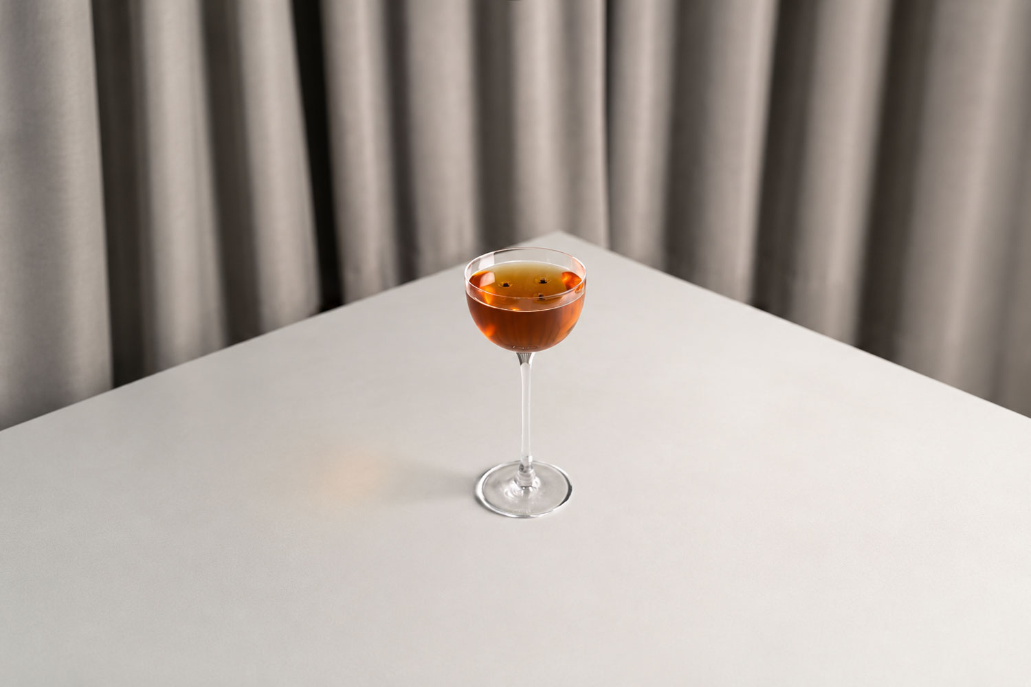 Aceto Balsamico di Modena IGP mixology in un cocktail elegante servito in coppa, simbolo dell’evoluzione del balsamico come ingrediente tecnico nel beverage.