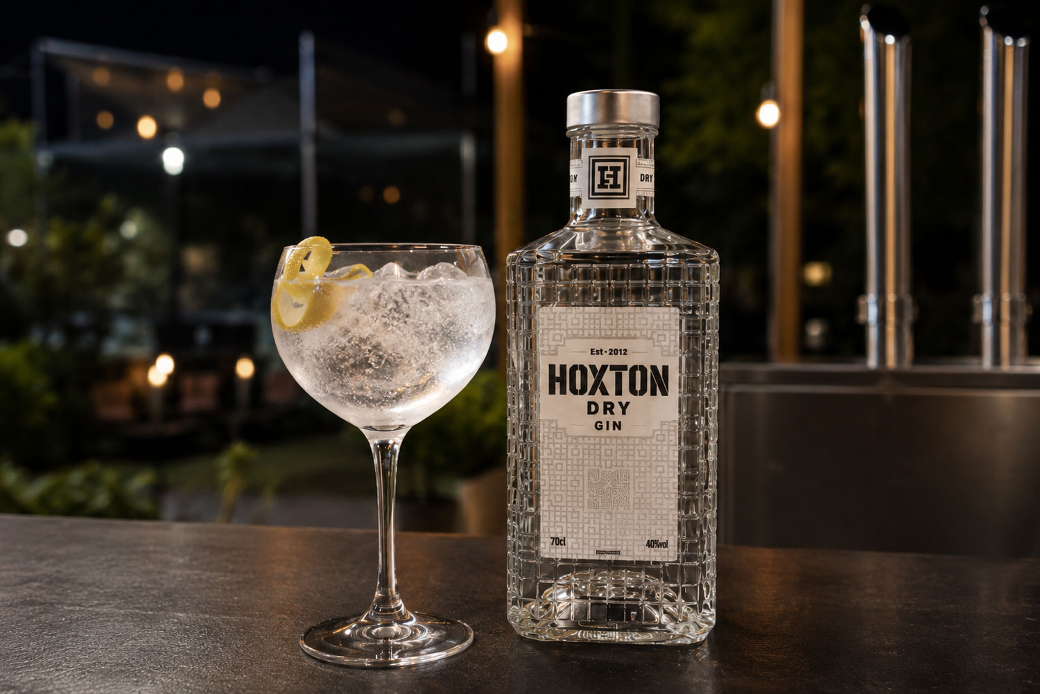 Hoxton Dry Gin con gin tonic sul bancone della Festa dei Gonfiabili di Parma