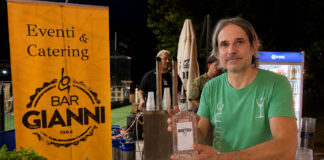 Hoxton Gin protagonista alla Festa dei Gonfiabili Hoxton Gin alla Festa dei Gonfiabili di Parma con roll-up Bar Gianni e Stefano ApeTime al bancone bar