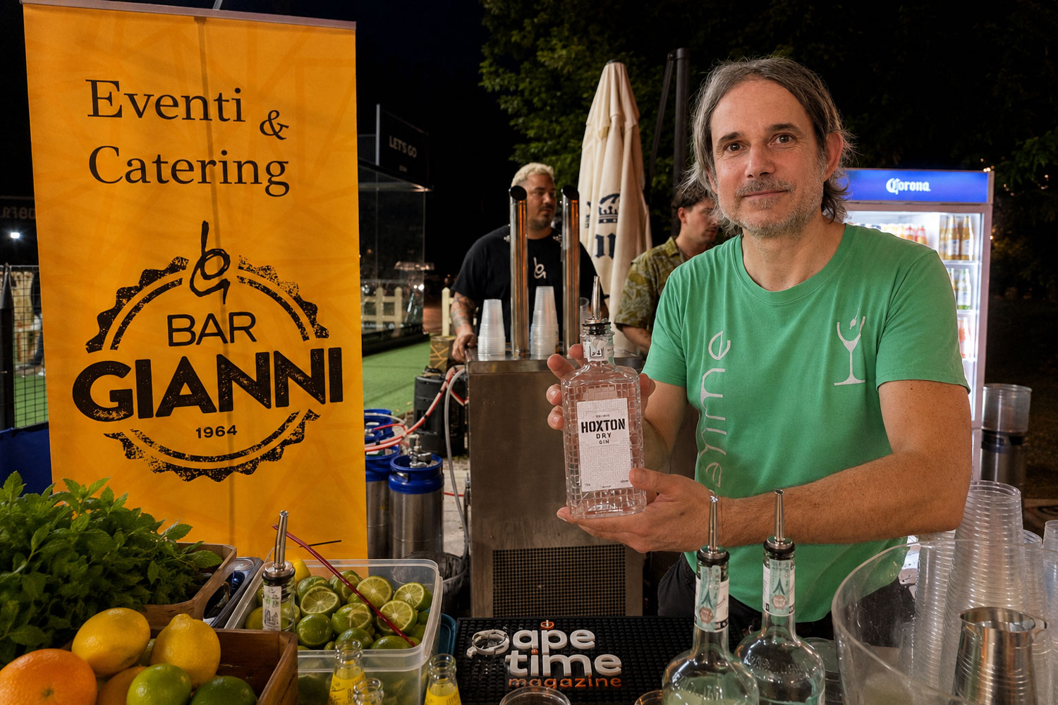 Hoxton Gin alla Festa dei Gonfiabili di Parma con roll-up Bar Gianni e Stefano ApeTime al bancone bar