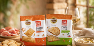 Piada Crock e Gnocco Crock: l’Emilia diventa snack Piada Crock e Gnocco Crock di Baule Volante serviti come snack biologici durante un aperitivo italiano