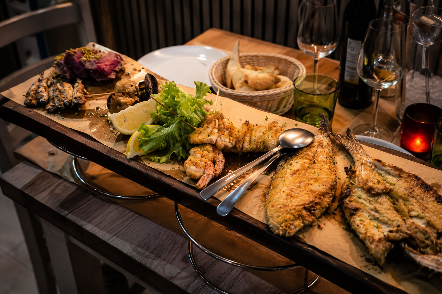 Pesce e pizza a Cattolica, la Puraciata del ristorante La Puracia con grigliata, spiedini e tonno in crosta di pistacchio