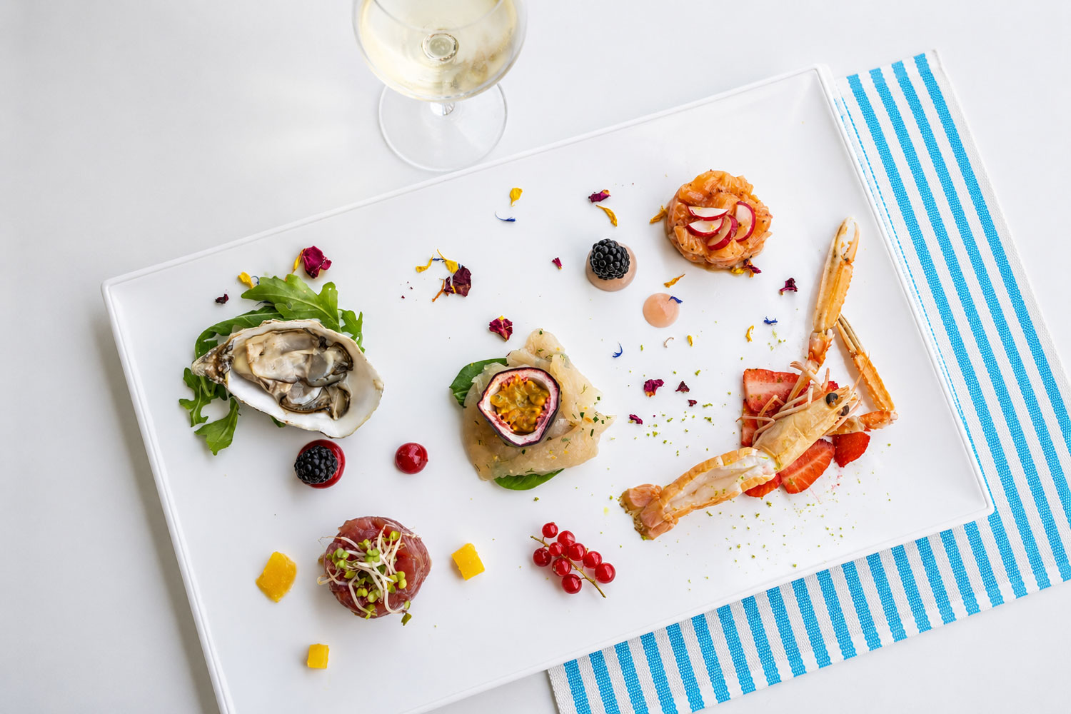 Antipasto di mare gourmet al Garbino di Cattolica con ostrica, crostacei, tartare e calice di vino