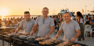 Ristorante di pesce a Cattolica: al Garbino si cena sulla spiaggia Ristorante di pesce a Cattolica, i tre fratelli del Garbino alla griglia sulla spiaggia al tramonto