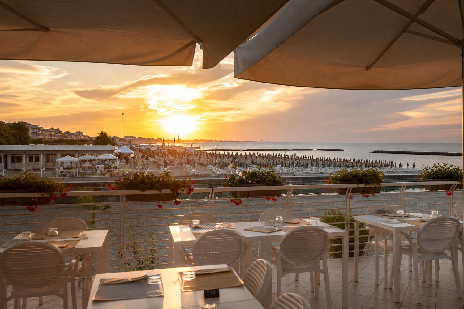 Ristorante di pesce a Cattolica, terrazza panoramica del Garbino con vista sulla spiaggia e tramonto sul mare