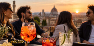 Aperitivo, è boom nel 2026: cosa bevono gli italiani Aperitivo italiano con cocktail e stuzzichini al tramonto