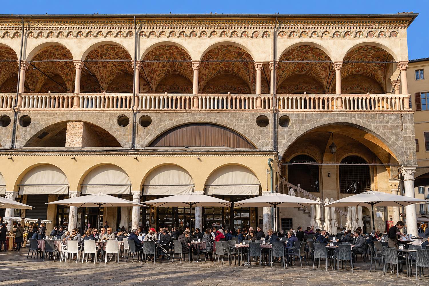 Bar Nazionale in Piazza delle Erbe a Padova con tavoli all’aperto