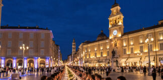Cena dei Mille 2026: Parma porta la Food Valley nel mondo Cena dei Mille 2026 a Parma, lunga tavolata con ospiti a cena nel centro storico illuminato, tra Piazza Garibaldi e Strada della Repubblica.