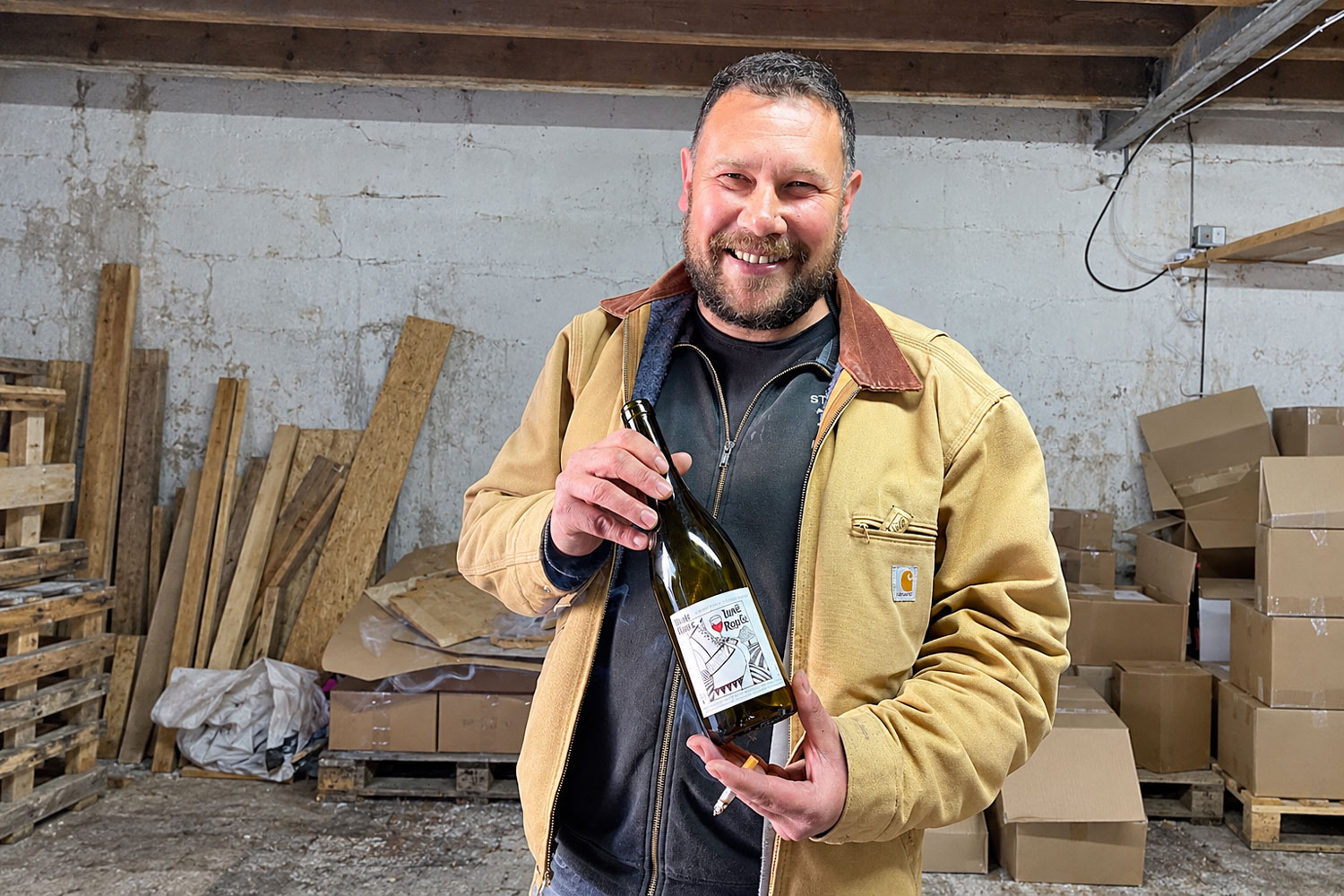 Domaine Pic-Épeiche, vignaiolo con una bottiglia di Lune Rayée nell’Anjou