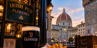 Migliori pub a Firenze: 5 indirizzi da conoscere Migliori pub Firenze, pinta di Guinness in un Irish pub con vista sul Duomo e atmosfera serale nel centro storico.