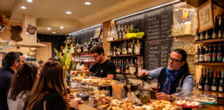 Wine Bar da Marco, a Parma il vino incontra il vintage Wine bar da Marco a Parma si serve il vino durante l'aperitivo.