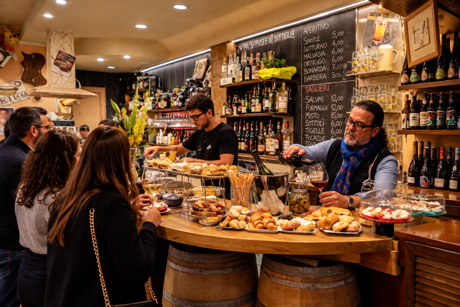 Wine bar da Marco a Parma si serve il vino durante l'aperitivo.
