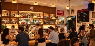 Il miglior bar del mondo è a Hong Kong, ma parla italiano Bar Leone di Hong Kong, con clienti al bancone e bartender sfocati
