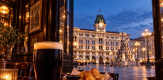 Migliori pub a Trieste: 10 indirizzi da provare Migliori pub a Trieste con pinta di birra e Piazza Unità d’Italia sullo sfondo