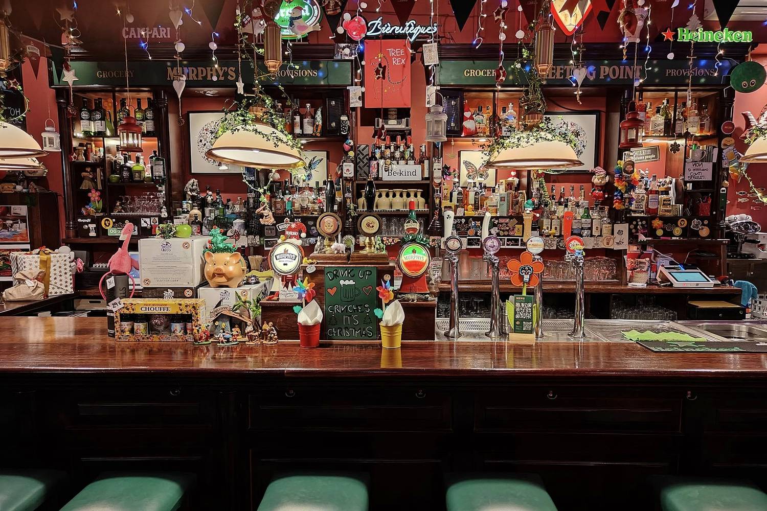 Interno del Murphy’s Meeting Point a Trieste con bancone, spine e bottiglie