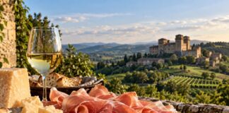 Strada del Prosciutto di Parma: viaggio nella Food Valley Strada del Prosciutto di Parma tra prosciutto, vino e colline della Food Valley